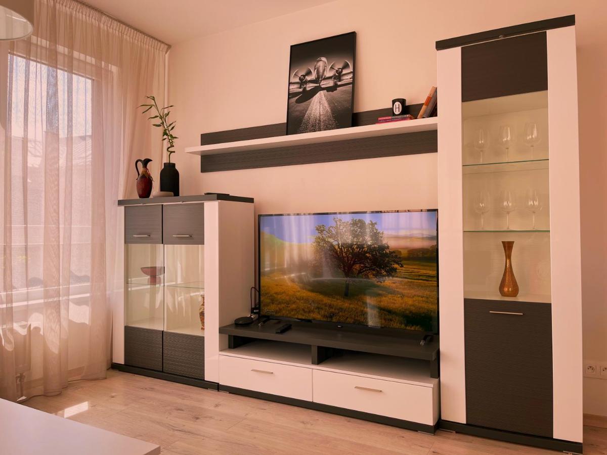 Elegant Escape Apartment I - City Centre Братислава Экстерьер фото